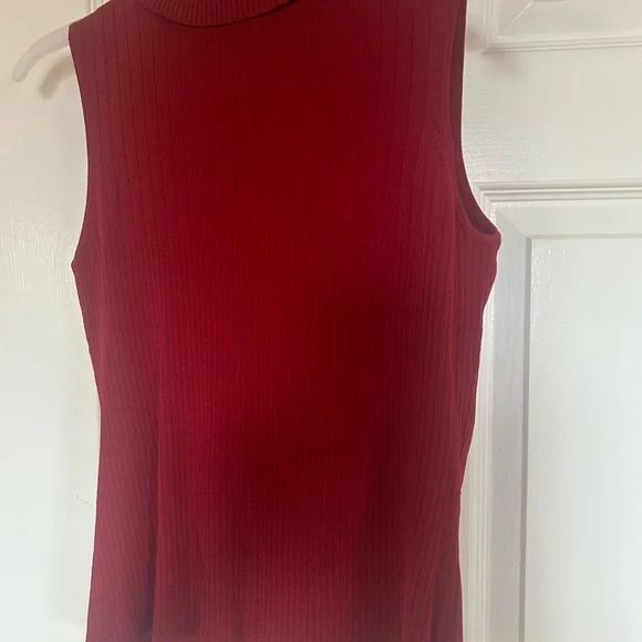 Sleeveless Red Ribbed Top - Picture 2 of 3